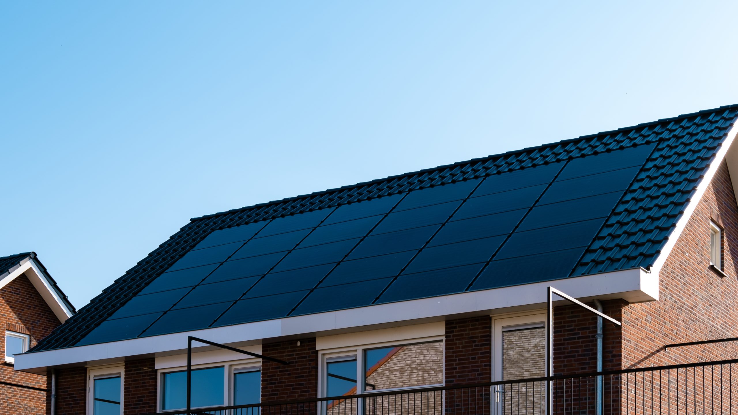 Zwarte Zonnepanelen op pannendak
